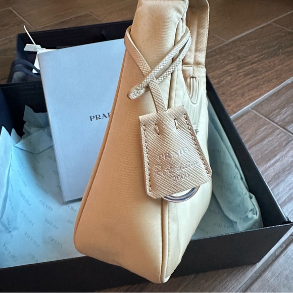 Re-Nylon Prada Re-Edition 2000 mini bag Cream Shoulder Bag with Signature Logo - Picture 4 of 12